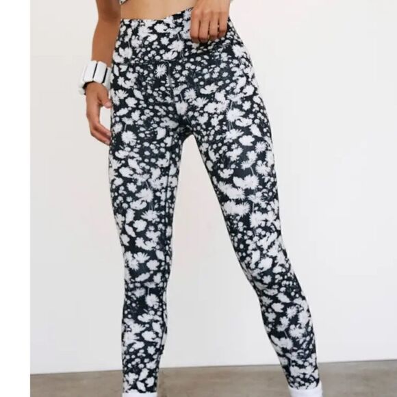 NWT -  FP MOVEMENT Ashford Lose Control Leggings in Black & White Floral - Picture 1 of 5